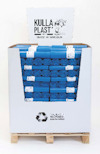 Blå plastpåsar i en pallkartong märkt "Kullaplast Made in Sweden" och "Made with Recycled Materials".