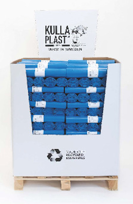 Blå plastpåsar i en pallkartong märkt "Kullaplast Made in Sweden" och "Made with Recycled Materials".