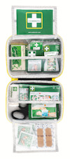 Öppen första hjälpen-väska med plåster, bandage, sax och instruktionsblad med Cederroth-logotyp.
