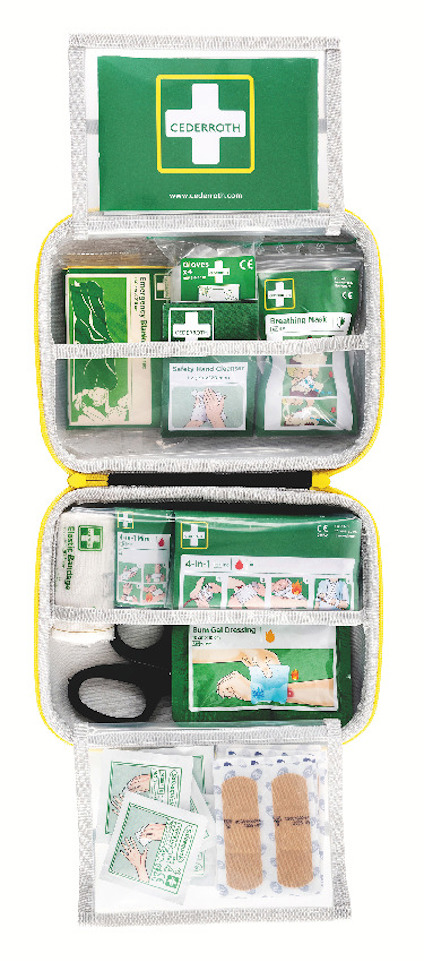 Öppen första hjälpen-väska med plåster, bandage, sax och instruktionsblad med Cederroth-logotyp.
