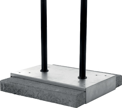 Betongblock med två svarta metallstänger vertikalt ovanpå och ett metallskydd runt betongens kant.