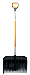 Snöskyffel med svart blad, orange handtag och svart grepp.