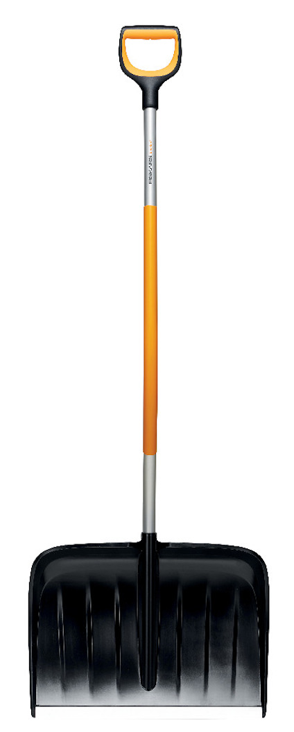 Snöskyffel med svart blad, orange handtag och svart grepp.
