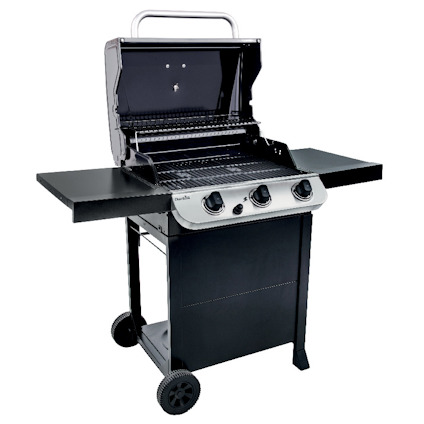 Gasgrill med tre brännare, två sidobord och hjul. Öppen lock, svart och silverfärgad design.