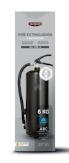 Brandsläckare, 6 kg pulver, svart cylinder med slang och handtag, text: "FIRE EXTINGUISHER 6 KG POWDER ABC UNIVERSAL PROTECTION".