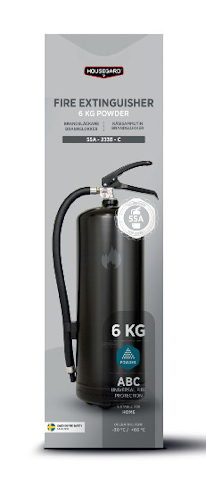 Brandsläckare, 6 kg pulver, svart cylinder med slang och handtag, text: "FIRE EXTINGUISHER 6 KG POWDER ABC UNIVERSAL PROTECTION".