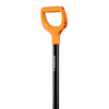 Spade med orange handtag och svart skaft, märkt "Fiskars".