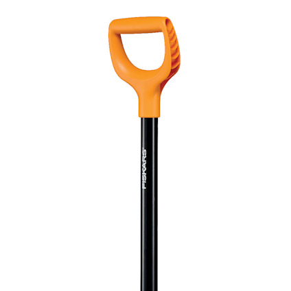 Spade med orange handtag och svart skaft, märkt "Fiskars".