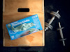 Förpackning med "Universal Cleaning Cloths 30 pack" på en träyta, vikter syns i bakgrunden.