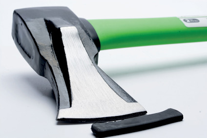 Yxa med grönt handtag och spetsigt blad, avbrutet metallstycke framför.