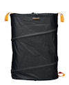 Svart uppfällbar trädgårdssäck med orange handtag, märkt med "FISKARS".