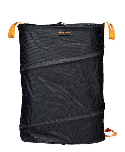 Svart uppfällbar trädgårdssäck med orange handtag, märkt med "FISKARS".