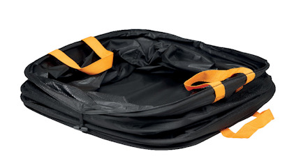 Svart rektangulär väska med orange bärhandtag, delvis öppen.