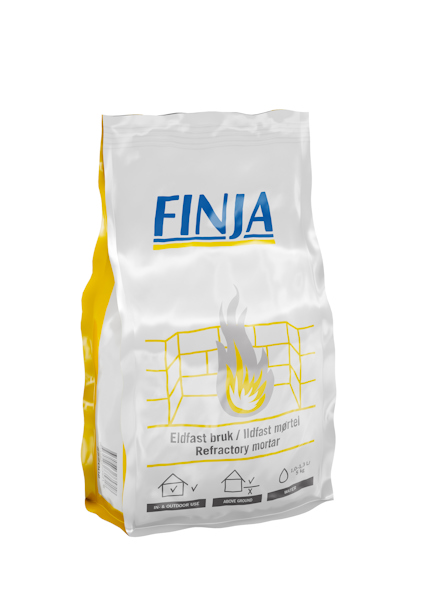 Vit säck med texten "Finja" och "Eldfast bruk/Refractory mortar". Illustration av murade stenar och eld.