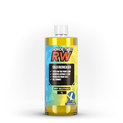 Transparent flaska med guldfärgad vätska och etikett med texten "GÖRDETMED RW Cold Degreaser".